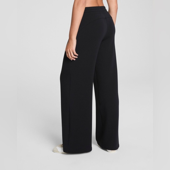 SPANX AirEssentials®
Wide Leg Pant Size Medium - Picture 4 of 7